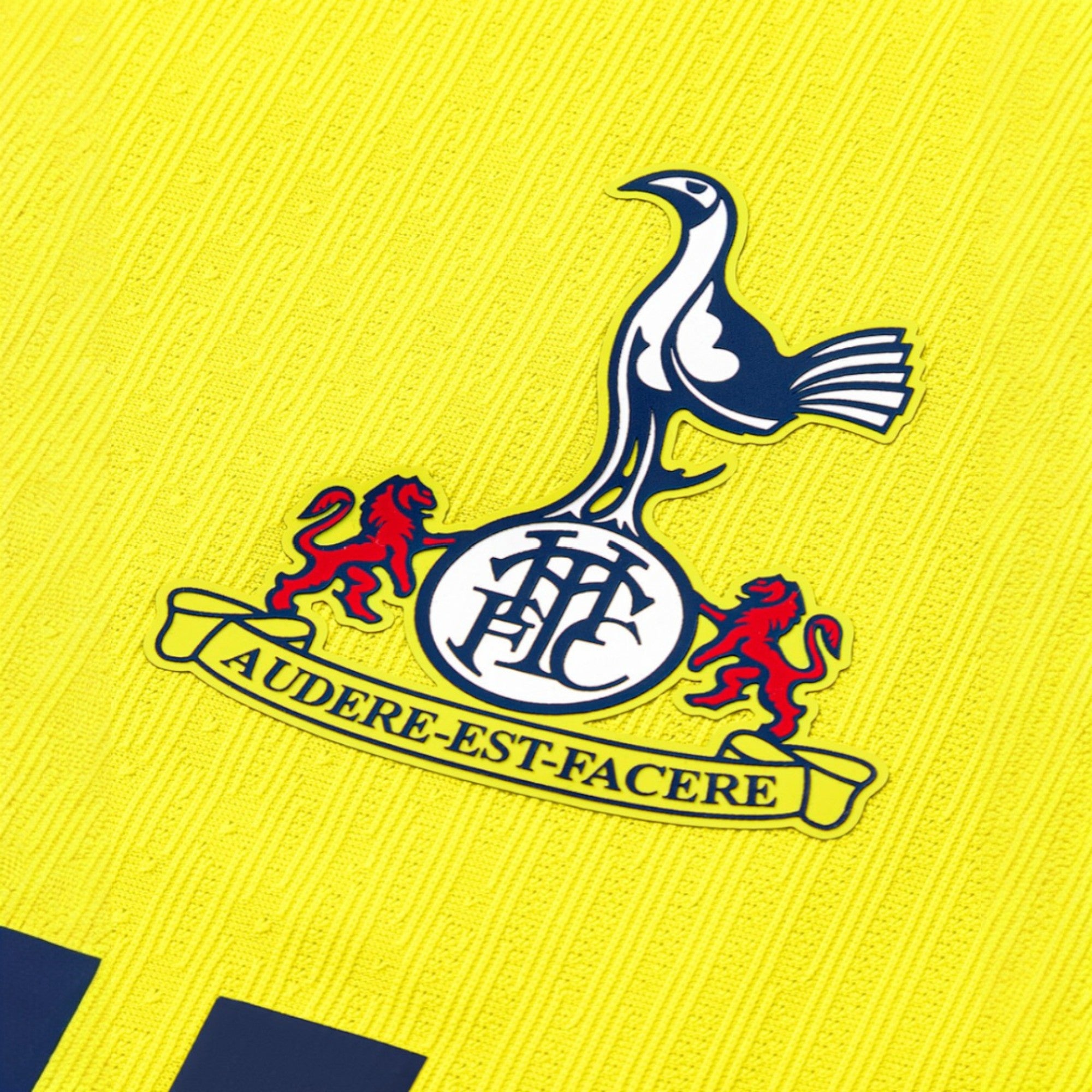 Tottenham tercera 25-26 versión jugador