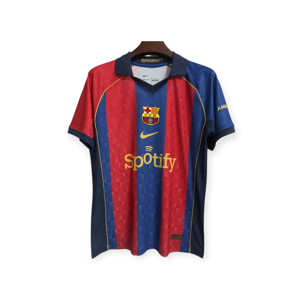 Camiseta retro del FC Barcelona 2026/2027 de Archive Football con rayas rojas y azules y detalles en amarillo