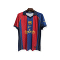 Camiseta retro del FC Barcelona 2026/2027 de Archive Football con rayas rojas y azules y detalles en amarillo