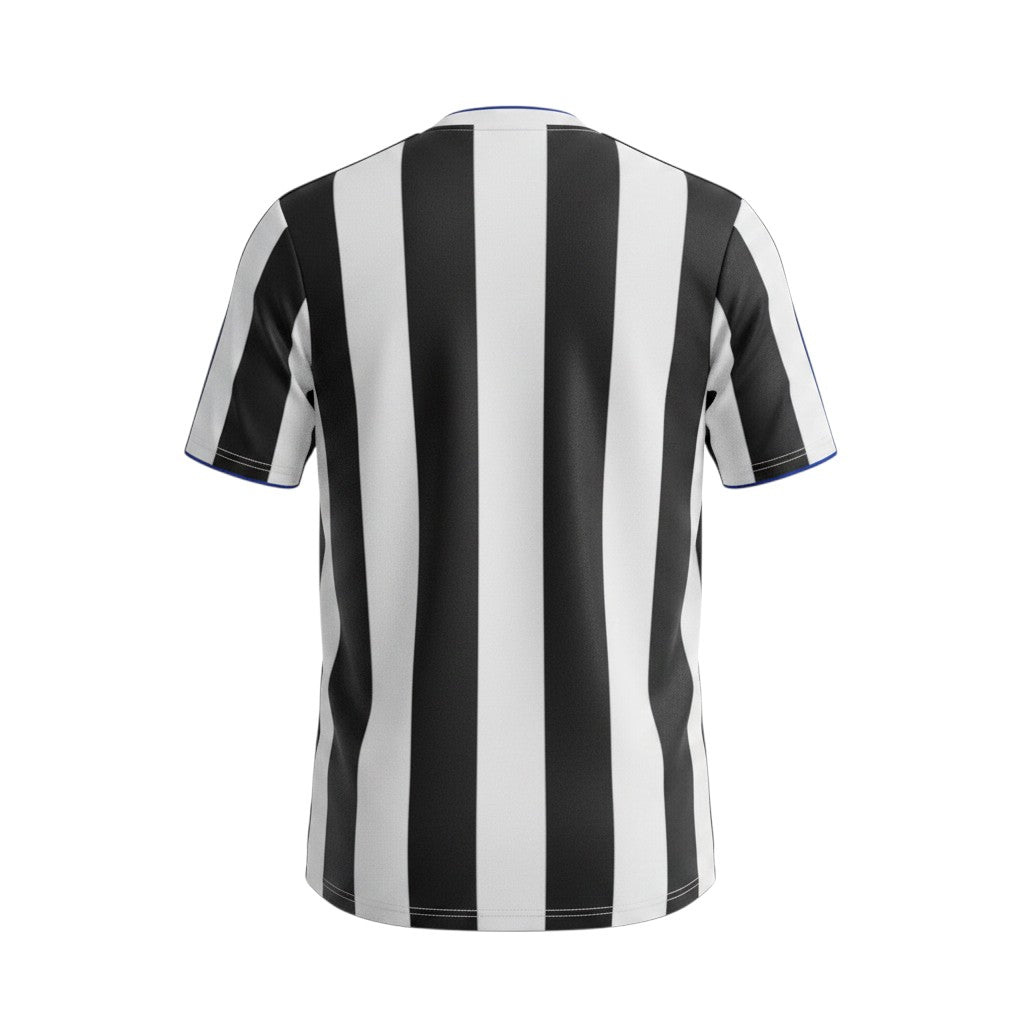 Vista trasera de la camiseta retro Archive Football del Newcastle United 1995/97 con rayas verticales blancas y negras