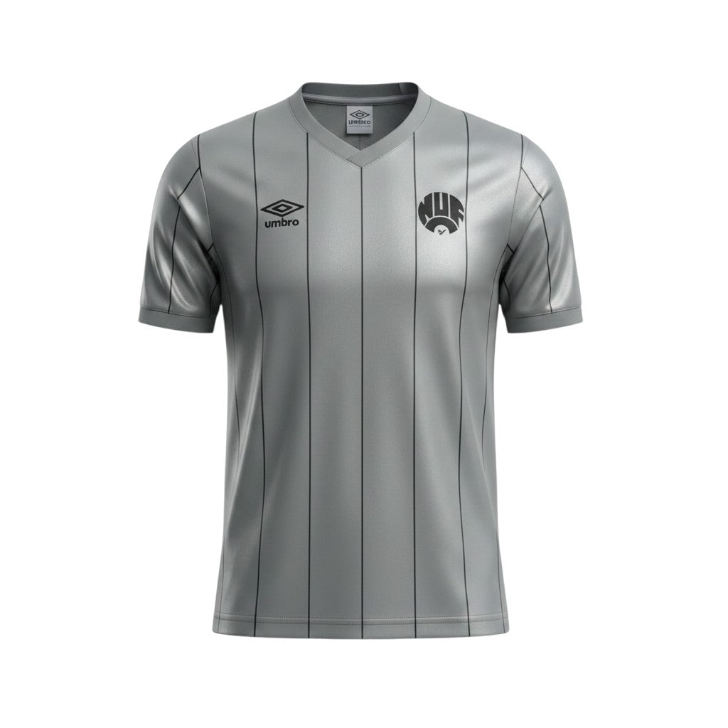 Camiseta retro de visitante Archive Football del Newcastle United 1983/85 en color gris con rayas verticales negras