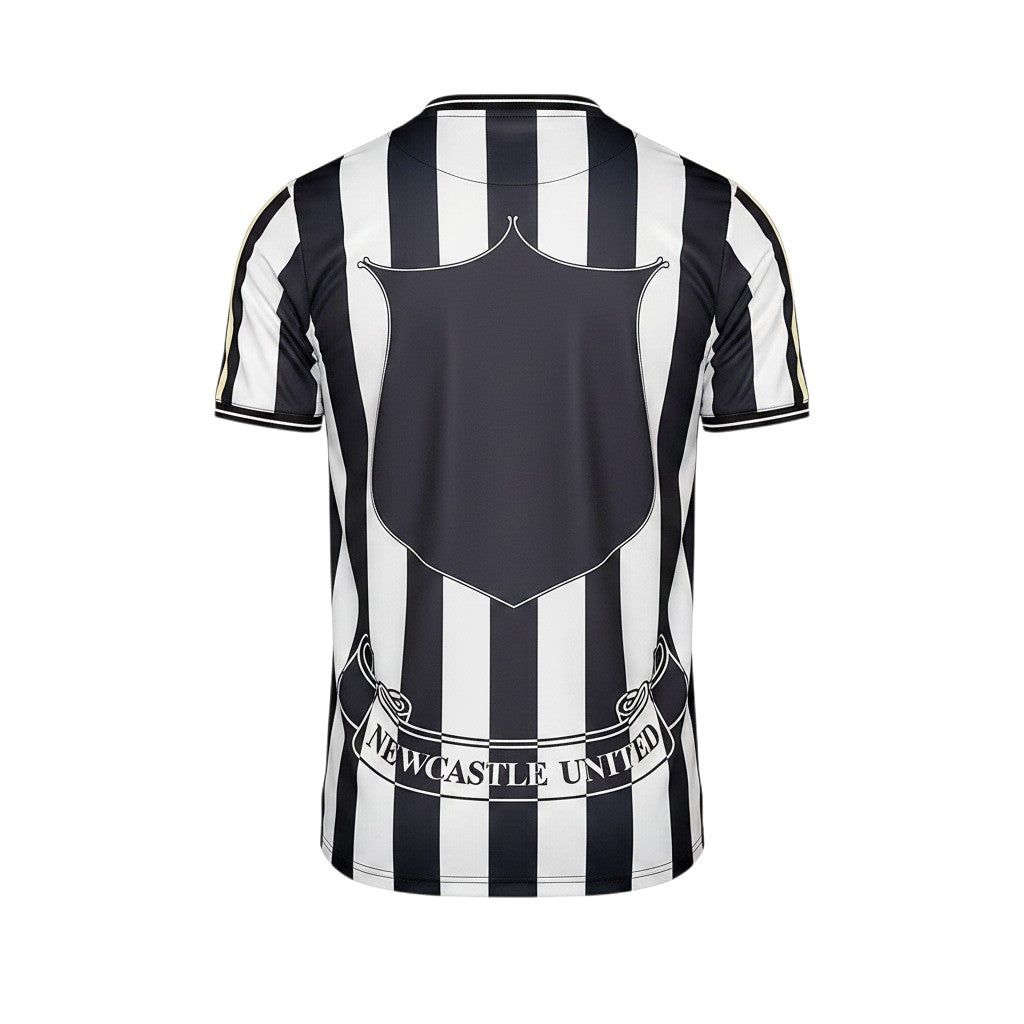 Vista trasera de la camiseta retro Archive Football del Newcastle United 1997/99 con rayas verticales blancas y negras