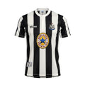 Camiseta retro de local del Newcastle United 1995/97 de Archive Football con rayas blancas y negras y logo clásico.