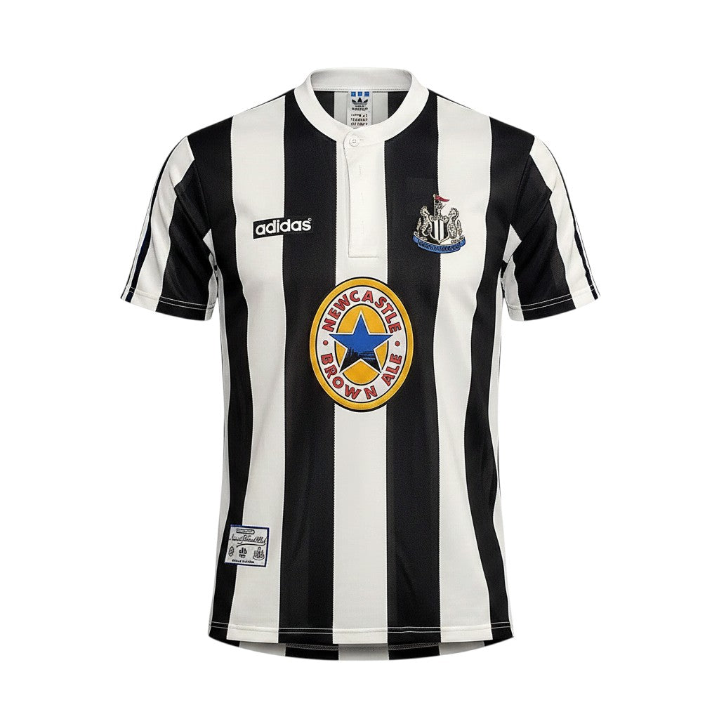 Camiseta retro de local del Newcastle United 1995/97 de Archive Football con rayas blancas y negras y logo clásico.
