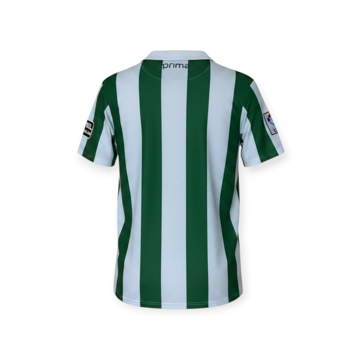 Vista trasera de la camiseta retro Real Betis 2026/2027 de Archive Football con rayas verticales verdes y blancas.