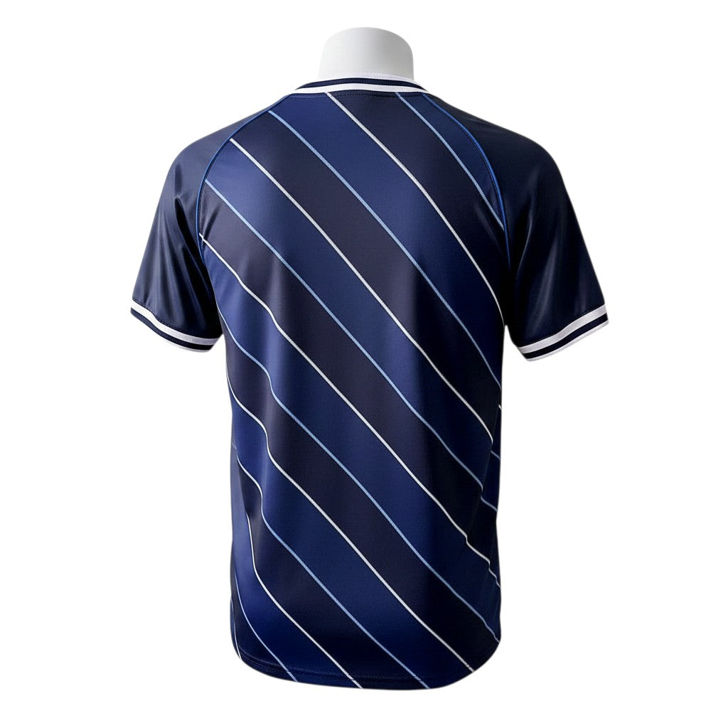 Vista trasera de la camiseta retro Archive Football del Tottenham Hotspur 1986/88 en azul marino con rayas diagonales