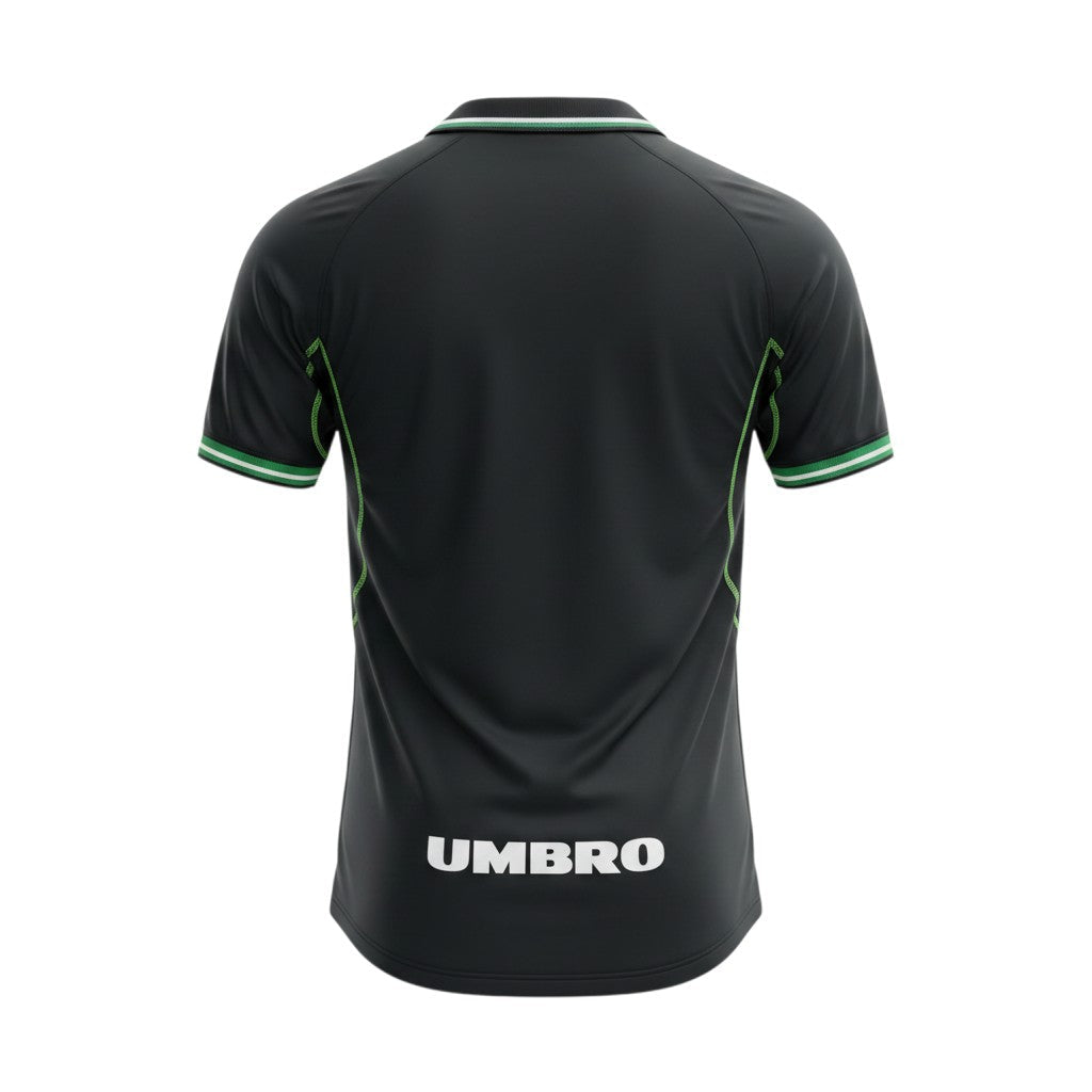 Vista trasera de la camiseta retro Archive Football Manchester United 1998/99 negra con detalles en verde y blanco