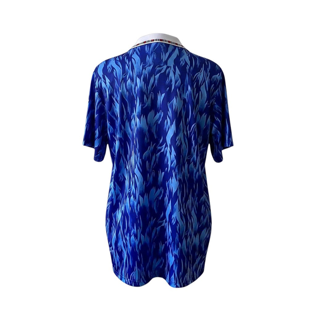 Vista trasera de la camiseta retro de visitante Southampton 1991/93 de Archive Football con estampado azul abstracto