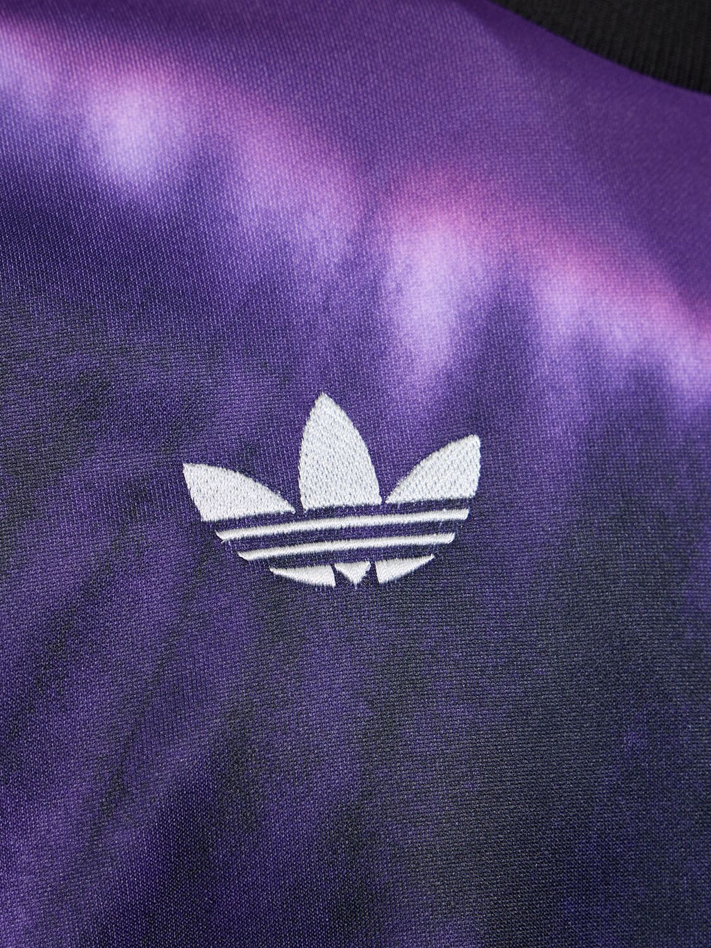 Real Madrid Year of the Snake Commemorative Edition 25/26 – tie-dye and geometric and purple and black retro football jersey detail view