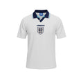 Camiseta de fútbol retro de Inglaterra 1994 de Umbro en blanco con cuello azul marino y detalles en azul cielo. Escudo de los Tres Leones en el pecho.