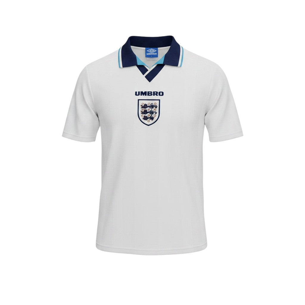Camiseta de fútbol retro de Inglaterra 1994 de Umbro en blanco con cuello azul marino y detalles en azul cielo. Escudo de los Tres Leones en el pecho.