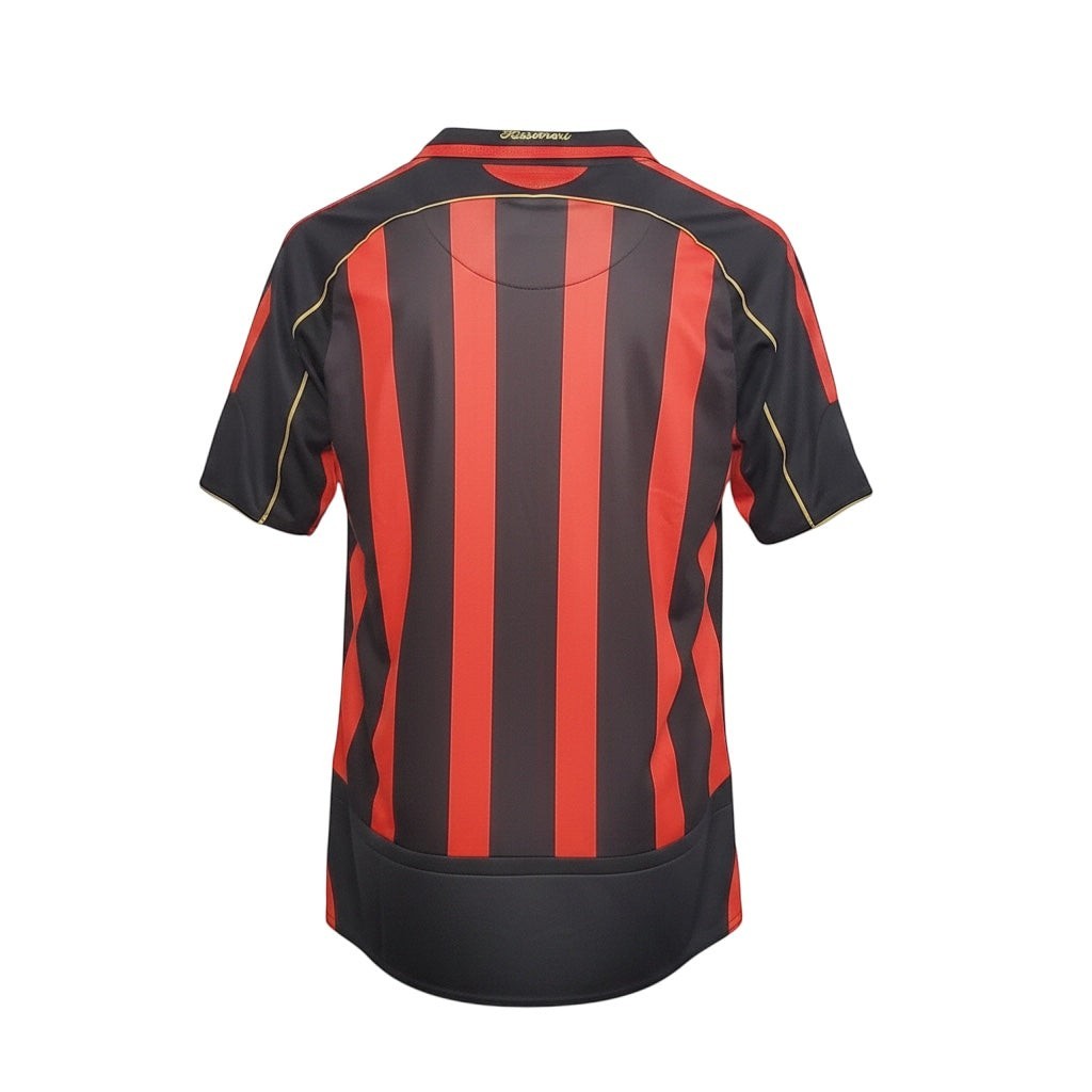 Hinchas Sportswear Store AC Milan 2006/07 retro home jersey with red and black vertical stripes, gold piping, and 'Rossoneri' detail.