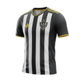 Hinchas Sportswear Store Atlético Mineiro 2025/26 home jersey with black and white vertical stripes, gold Adidas accents, and embroidered crest.