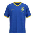 Camiseta de fútbol azul royal de Hinchas Sportswear Store con estampado geométrico tonal, cuello en V amarillo y puños. Escudo CBF Brasil bordado y logo Nike.