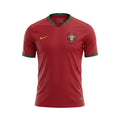 Camiseta de fútbol retro de Portugal 2006 de Nike, color rojo intenso con cuello en V verde y detalles de costura blanca en los hombros.