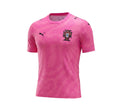 Camiseta de fútbol rosa vibrante de Portugal 2024/25 de Puma con gráfico de guiones tonales y escudo de la FPF. Hecha con tecnología RE:FIBRE.