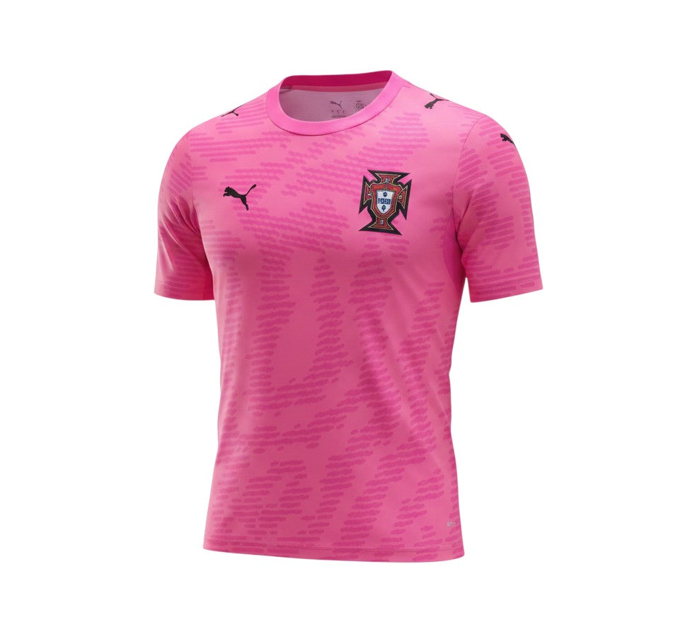 Camiseta de fútbol rosa vibrante de Portugal 2024/25 de Puma con gráfico de guiones tonales y escudo de la FPF. Hecha con tecnología RE:FIBRE.