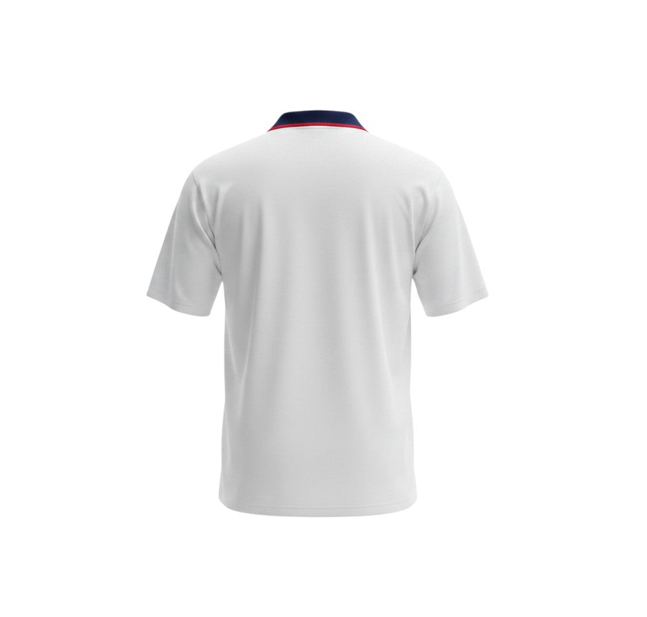 Camiseta polo retro blanca de Inglaterra 1994 de Hinchas Sportswear Store con cuello azul marino y banda roja. Diseño clásico.