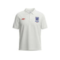 Camiseta de fútbol retro blanca de Inglaterra 2009 de Umbro con cuello tipo polo y detalles del partido contra Eslovaquia.