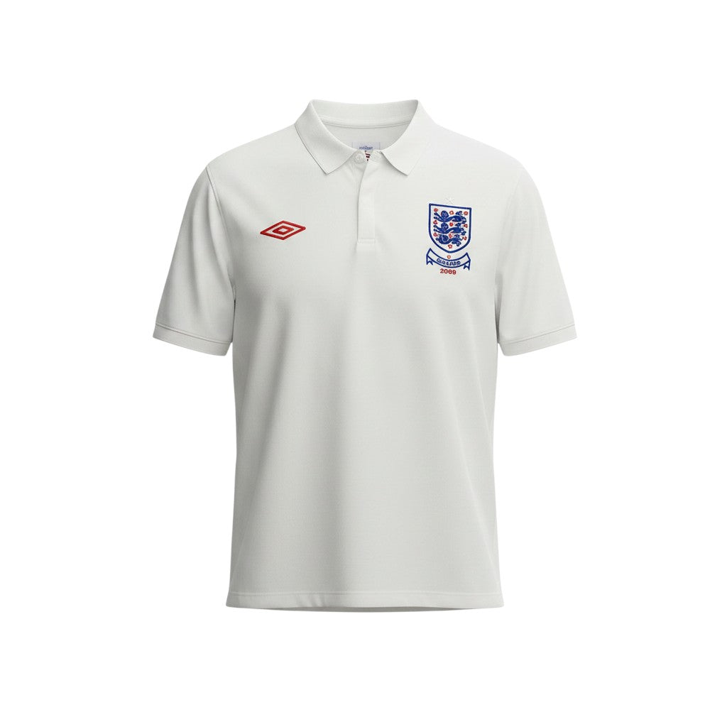 Camiseta de fútbol retro blanca de Inglaterra 2009 de Umbro con cuello tipo polo y detalles del partido contra Eslovaquia.