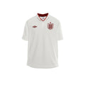 Camiseta de fútbol blanca retro de Inglaterra 2012 de Umbro con cuello rojo y escudo bordado. Manga corta.