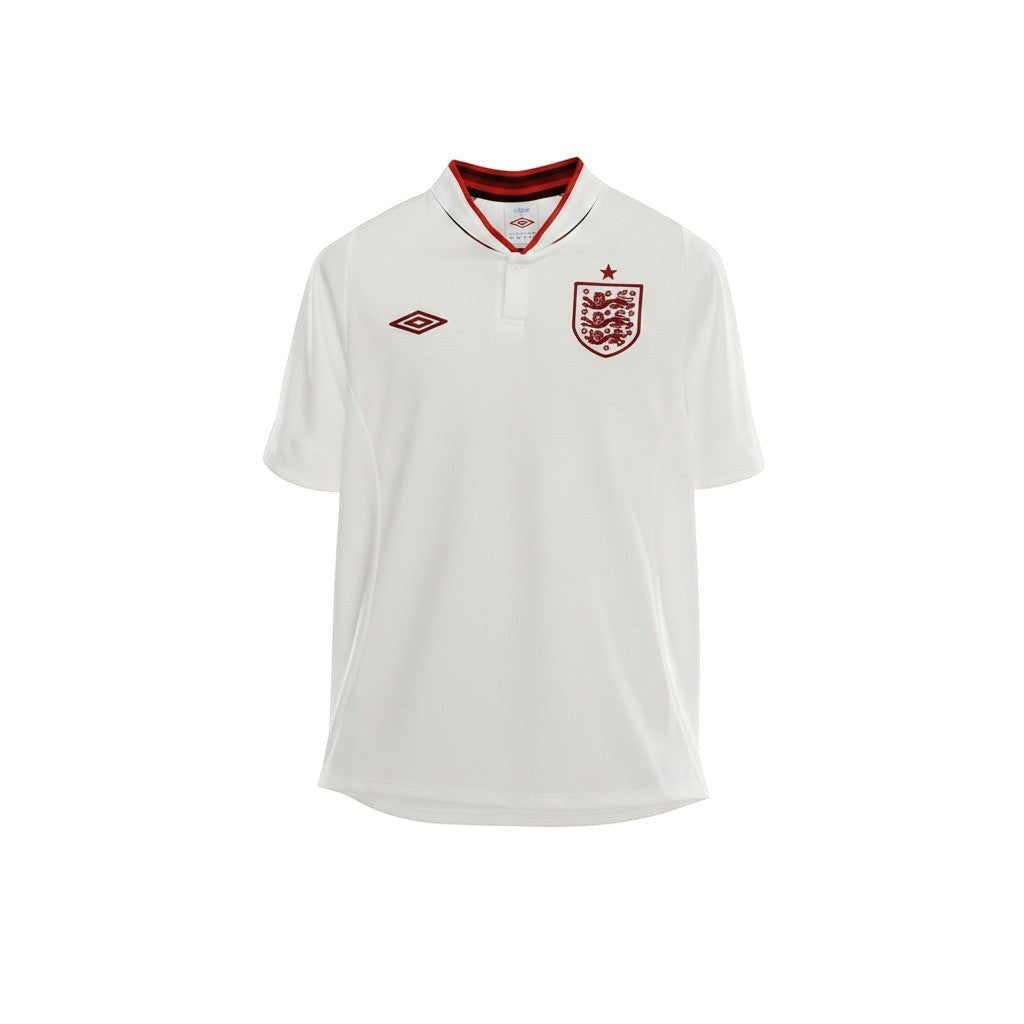 Camiseta de fútbol blanca retro de Inglaterra 2012 de Umbro con cuello rojo y escudo bordado. Manga corta.