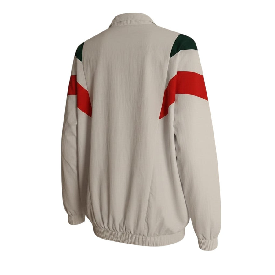 Chaqueta recia blanca Hinchas Sportswear Store con paneles diagonales tricolores (verde, blanco, rojo) en mangas y pecho.
