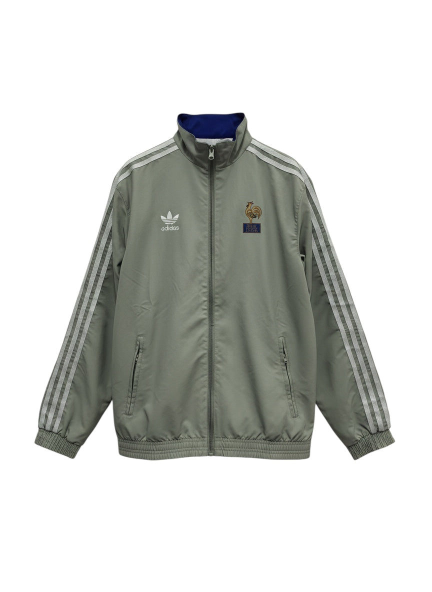 Chaqueta retro de pista gris plateado de Adidas para hombre de los 90 con el logo del trébol y el escudo del gallo de la FFF bordado.