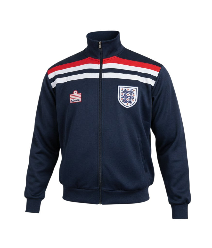 Chaqueta deportiva retro azul marino de Hinchas Sportswear Store, con cuello alto, cremallera completa, ribetes rojos y blancos en el pecho y el escudo de Inglaterra.