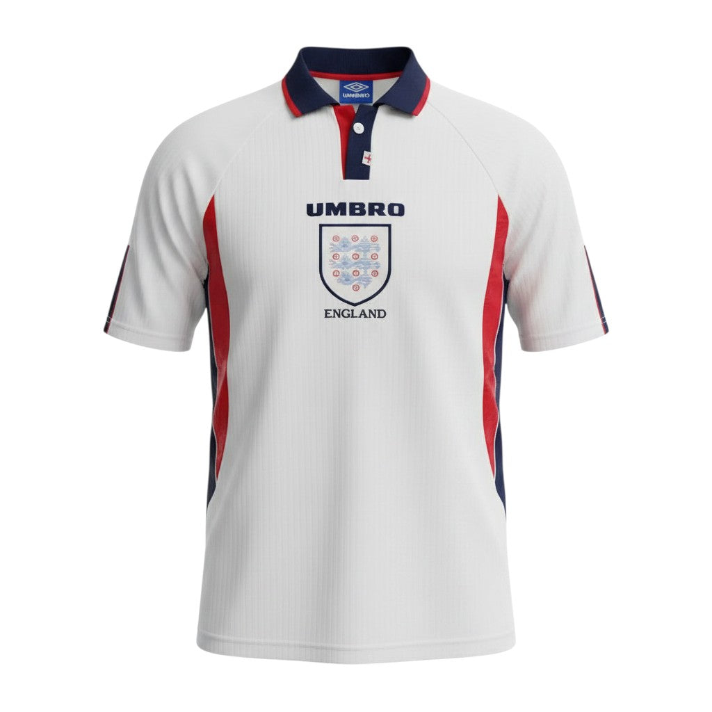Camiseta retro de local de Inglaterra 1998 de Umbro, blanca con paneles laterales rojos y azul marino, cuello polo azul marino con detalle de la Cruz de San Jorge y escudo bordado de los Tres Leones.
