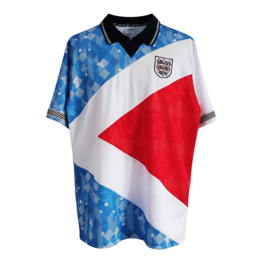 Camiseta retro de fútbol de Inglaterra de Umbro de 1990, con diseño de bloques de color diagonales en azul, blanco y rojo, escudo de los Tres Leones y cuello tipo polo.