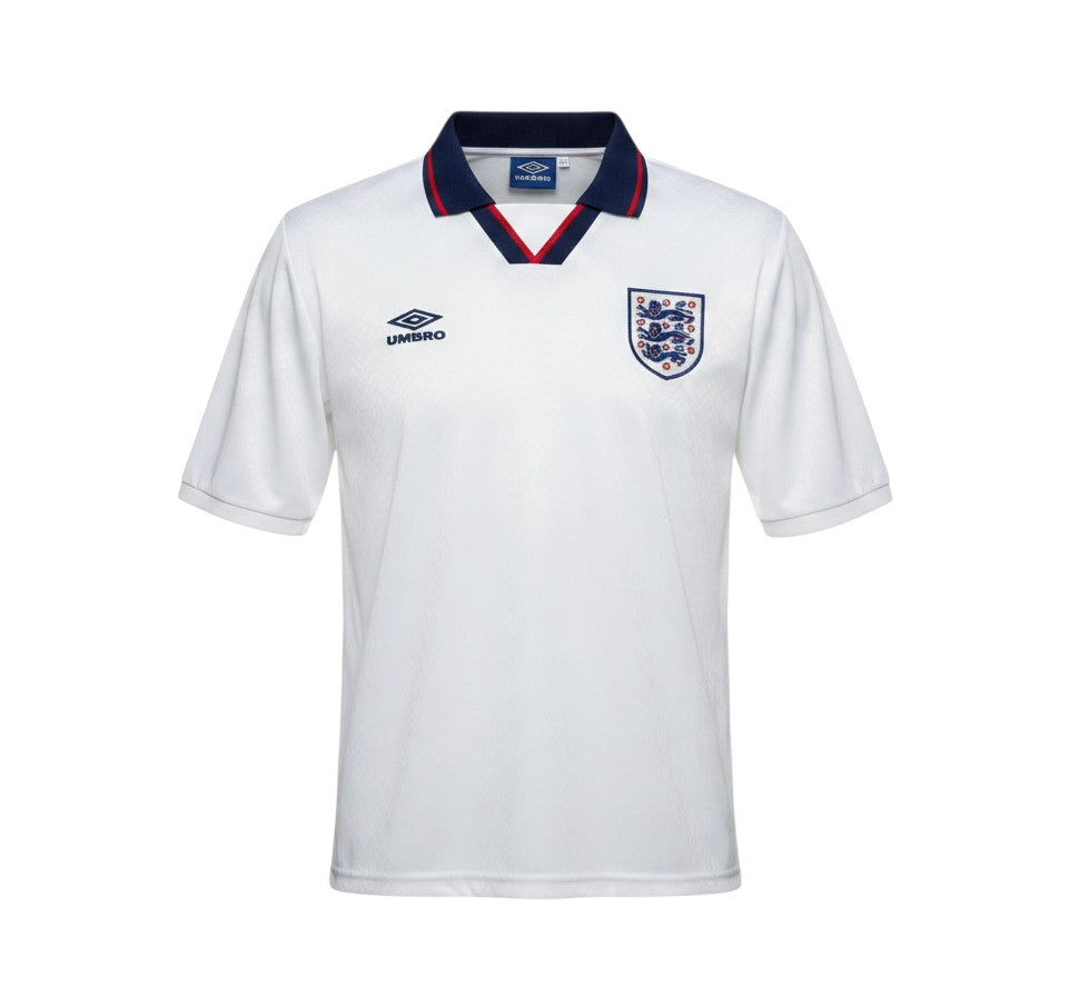 Camiseta de fútbol retro blanca de Inglaterra 1994 de Umbro con cuello polo azul marino y banda roja. Escudo de los Three Lions en el pecho.