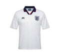 Camiseta de fútbol retro blanca de Inglaterra 1994 de Umbro con cuello polo azul marino y banda roja. Escudo de los Three Lions en el pecho.