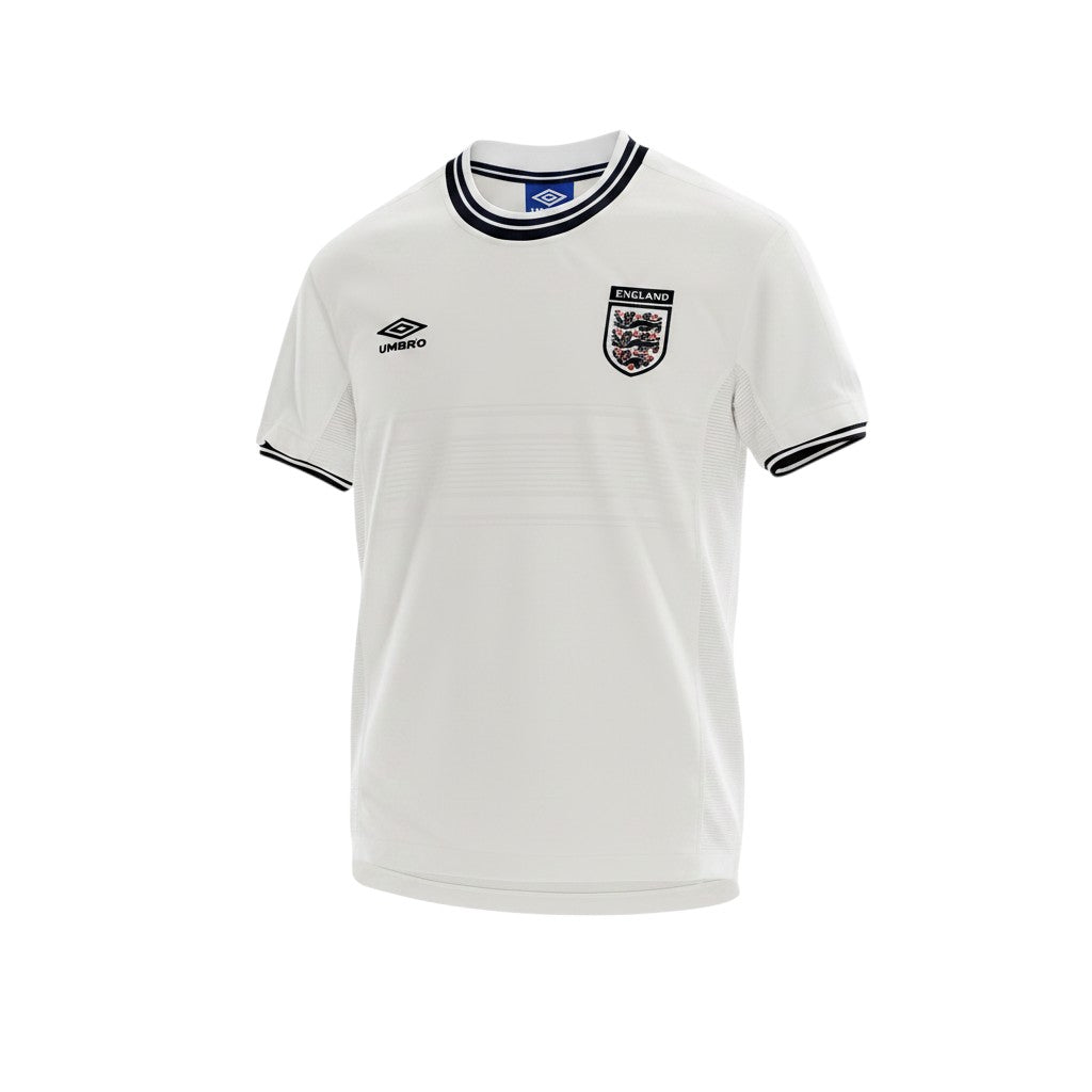 Camiseta de fútbol retro blanca de Hinchas Sportswear Store, edición Euro 2000 de Inglaterra con cuello azul y ribetes blancos, escudo de Inglaterra y logo de Umbro.
