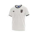 Camiseta de fútbol retro blanca de Hinchas Sportswear Store, edición Euro 2000 de Inglaterra con cuello azul y ribetes blancos, escudo de Inglaterra y logo de Umbro.
