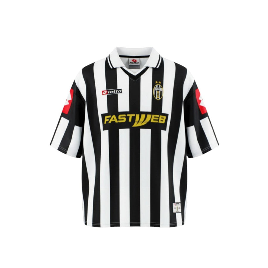 Hinchas Sportswear Store Juventus 01-02 home jersey, black and white stripes, Lotto logo, Fastweb sponsor, club crest.