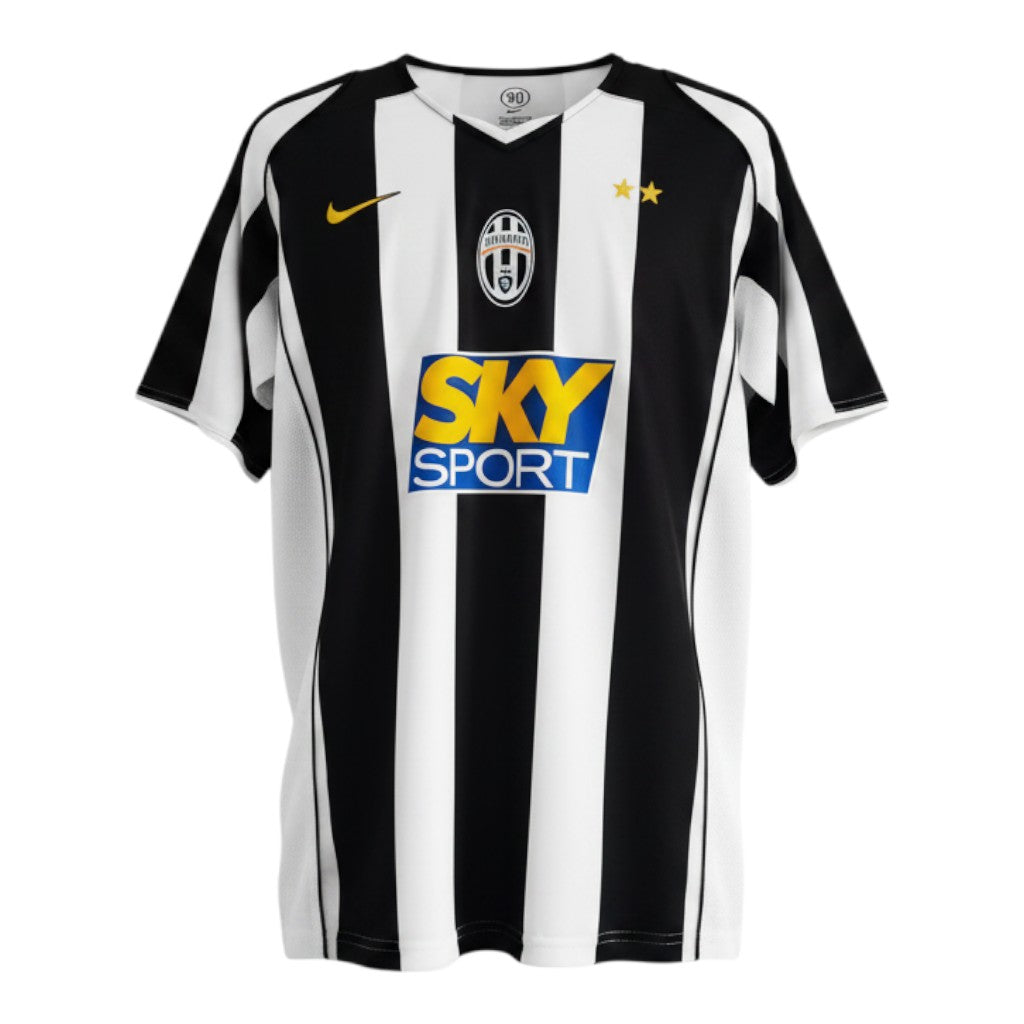 Hinchas Sportswear Store Juventus FC 2004/05 retro home jersey. Black and white vertical stripes, gold Nike swoosh, Juventus crest with two stars, Sky Sport sponsor.