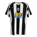 Hinchas Sportswear Store Juventus FC 2004/05 retro home jersey. Black and white vertical stripes, gold Nike swoosh, Juventus crest with two stars, Sky Sport sponsor.