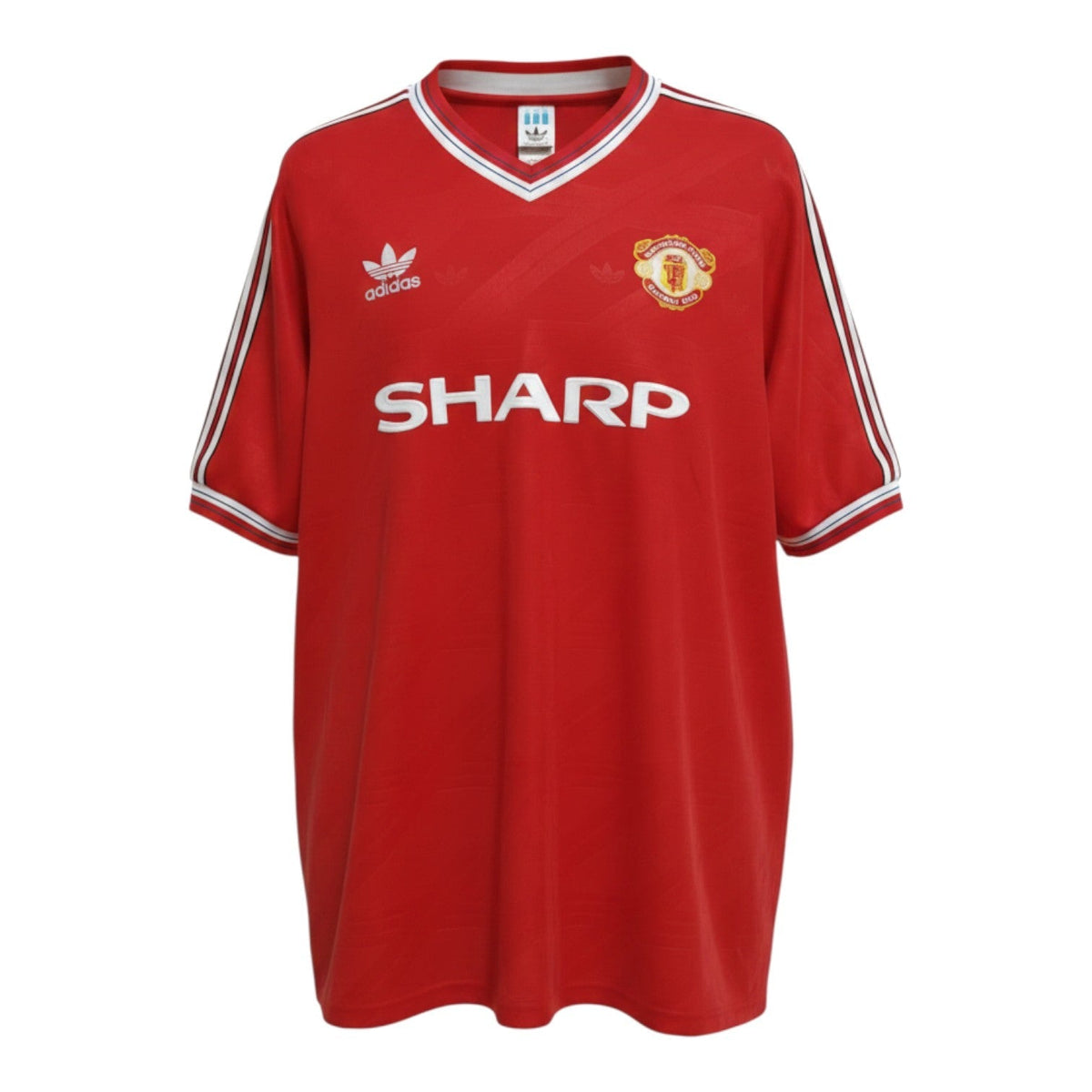 Hinchas Sportswear Store red Manchester United 1984-85 retro Adidas football jersey with Sharp sponsor and white stripes.