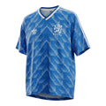 Hinchas Sportswear Store: Camiseta retro de visitante de Países Bajos 1988 Adidas, azul real con patrón geométrico de chevrón blanco y azul claro, cuello en V blanco y tres rayas Adidas.