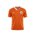 Camiseta de fútbol retro naranja de local de Países Bajos 2008 de Nike Fit con cuello en V blanco y ribetes tricolores, escudo de la KNVB y logo de Nike.