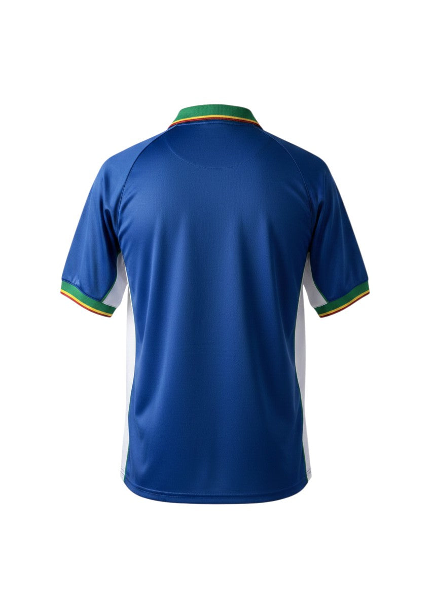 Camiseta retro de visitante de Portugal 1998 de Nike en azul real con mangas blancas y puños de rayas verdes, amarillas y rojas. Cuello verde.
