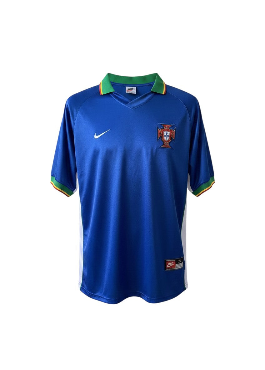 Camiseta retro de visitante de Portugal 1998 de Nike en azul real con mangas blancas y detalles de bandera portuguesa en cuello y puños.