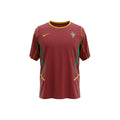 Camiseta de fútbol retro de Portugal 2002 de Nike en rojo con paneles laterales verdes y ribetes amarillos. Escudo de la FPF y Swoosh de Nike.