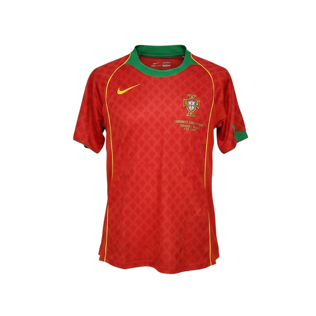 Camiseta de fútbol retro roja de Portugal 2004 de Nike con cuello verde y detalles amarillos. Escudo de la Eurocopa 2004.