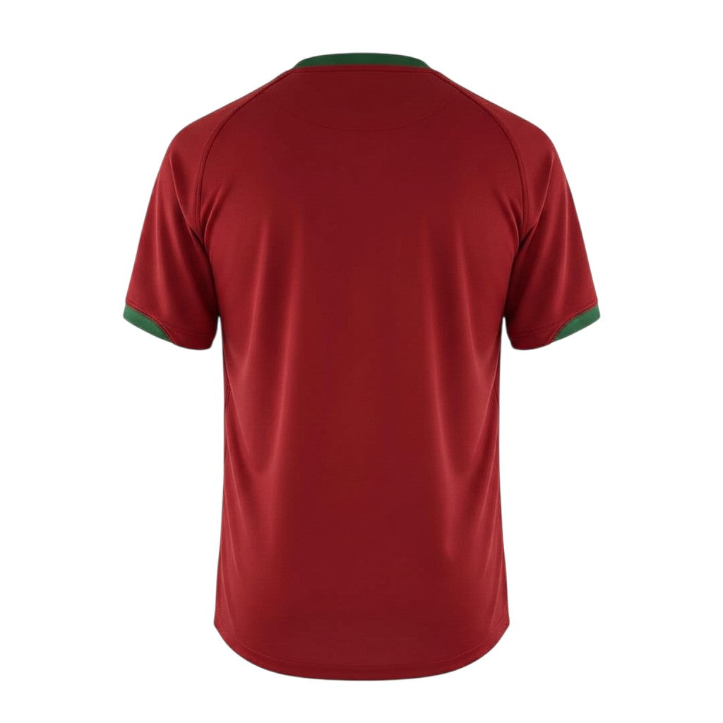 Camiseta de fútbol retro Portugal 2006 de Nike en rojo intenso con cuello y puños verdes. Detalle de cruz en la espalda.