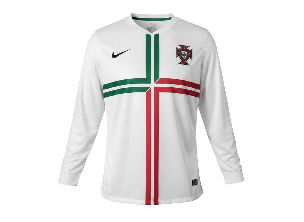 Camiseta retro de manga larga blanca de Portugal 2012 de Nike con gráfico de cruz verde y roja, escudo de la FPF y Swoosh negro.
