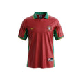 Camiseta de fútbol retro Portugal 1998 de Hinchas Sportswear Store. Roja con paneles laterales verdes y cuello polo verde con ribete amarillo.