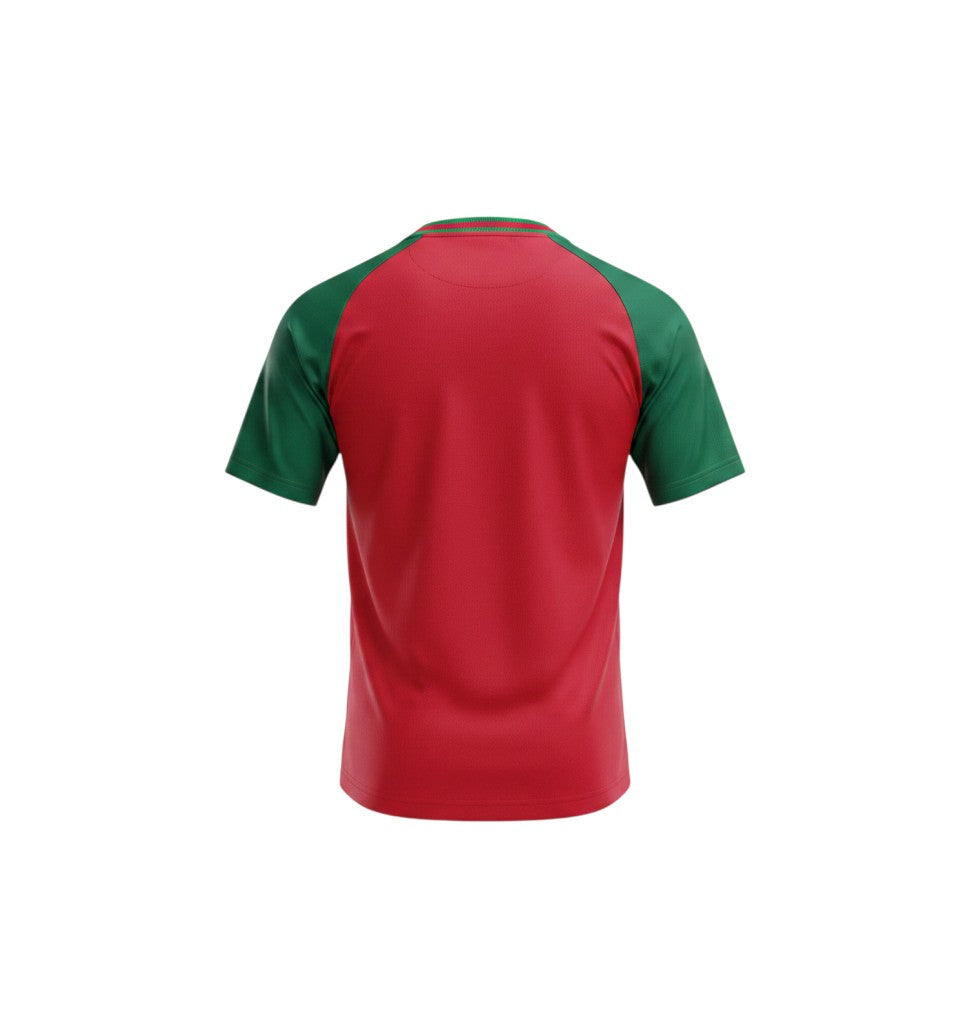 Camiseta de fútbol retro de Portugal 1996-97 de Olympic, roja con mangas raglán verdes y cuello en V con ribete verde y blanco.