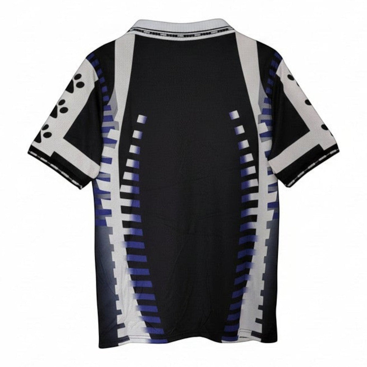 Hinchas Sportswear Store Real Madrid 1996-97 retro away jersey. Black with white and purple geometric patterns, short sleeves, polo collar.